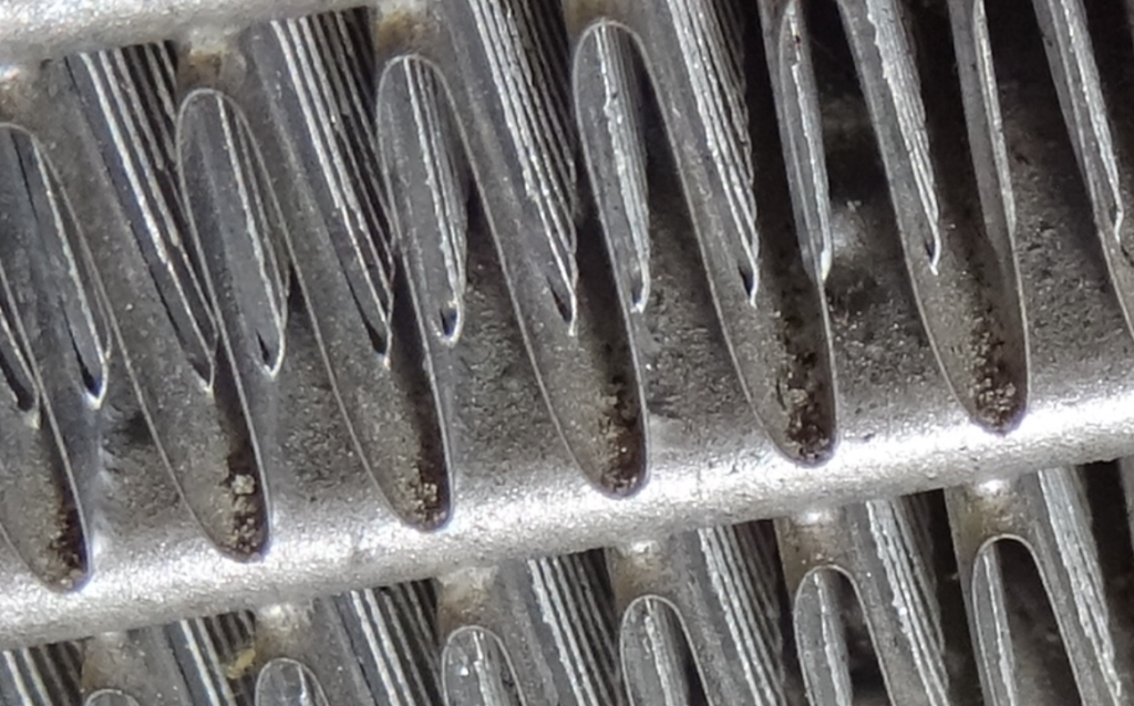 Example of spacers between two tubes of an engine cooling radiator